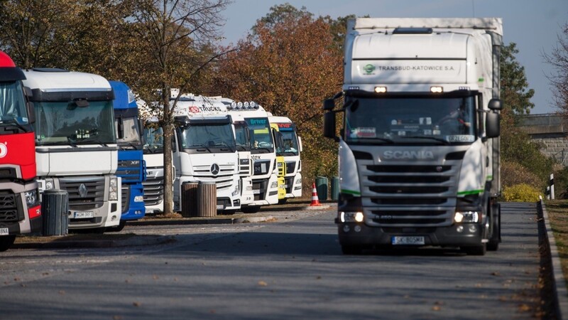 Auf Europas Straßen tobt ein Wettstreit um die niedrigsten Kosten für Lkw-Transporte. Leidtragende sind die oft schlecht bezahlten Fernfahrer. Das EU-Parlament hat jetzt neue Arbeitsregeln auf den Weg gebracht.