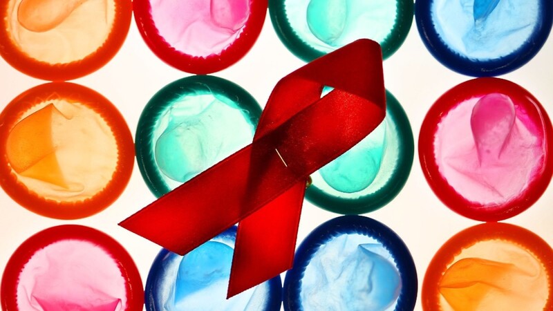 Die Zahl der HIV-Neuinfektionen in Bayern ist unverändert geblieben. Die meisten Betroffenen sind nach wie vor Männer, die Sex mit anderen Männern haben.