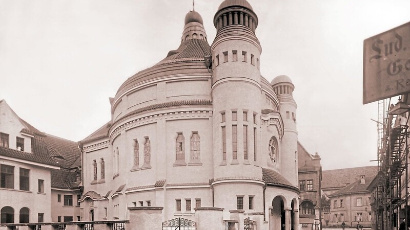 Die 1912 eingeweihte Synagoge am Brixener Hof existierte nicht einmal drei Jahrzehnte. In der Reichspogromnacht 1938 wurde sie zerstört. Am gleichen Ort wird nun das neue jüdische Gemeindezentrum mit Synagoge eingeweiht.
