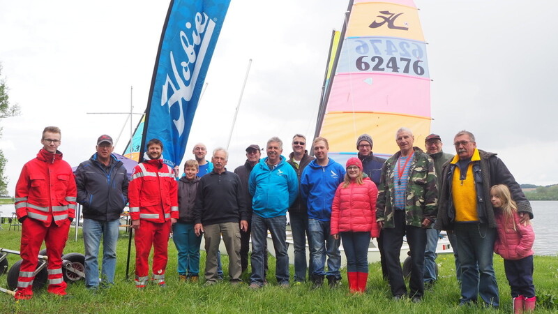Die Teilnehmer der Vilstal-Regatta 2019 sowie die Mitglieder der Wasserwacht Reisbach.