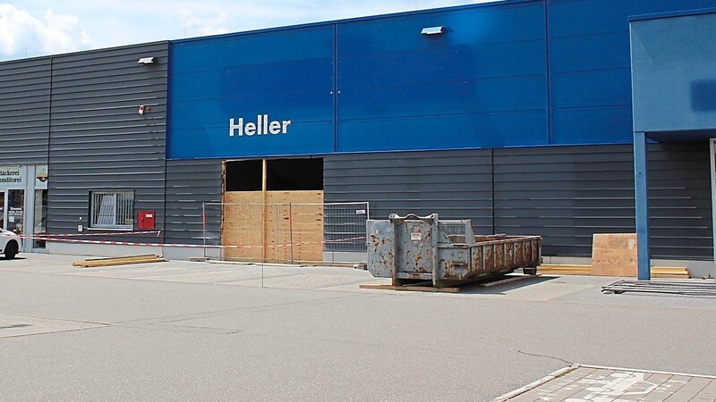 Die vorbereitenden Arbeiten haben begonnen: Den ehemaligen Heller-Elektromarkt teilen sich künftig Rewe und Dänisches Bettenlager. Die Büroräume im ersten Stock nutzt das ECC.