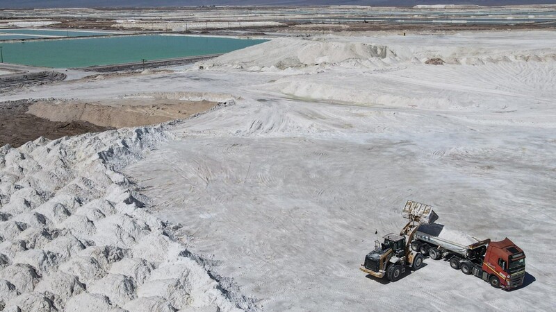 Chile erweitert seinen Bergbaubetrieb, um die weltweit steigende Nachfrage nach Lithiumkarbobant zu decken - dem Hauptbestandteil bei der Herstellung von Akkus für Elektrofahrzeuge.