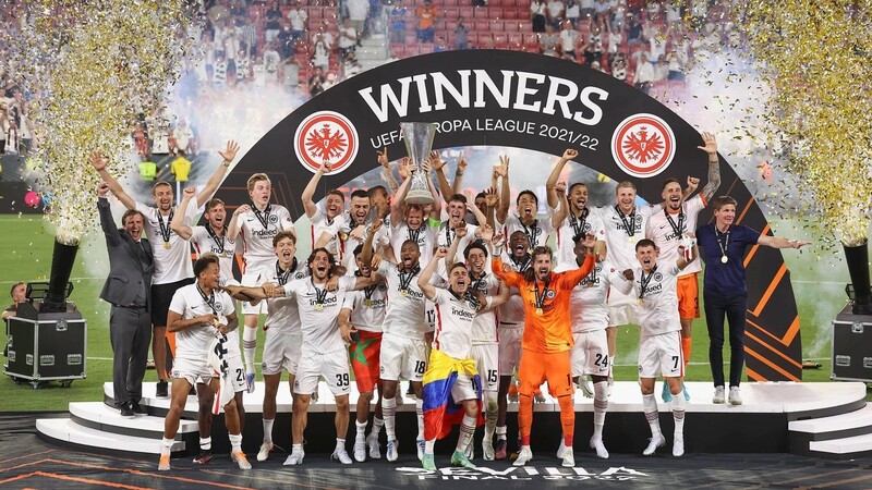 Die Mannschaft von Eintracht Frankfurt gewinnt ein dramatisches Spiel gegen die Glasgow Rangers im Elfmeterschießen und feiert verdient den Europa-League-Titel.