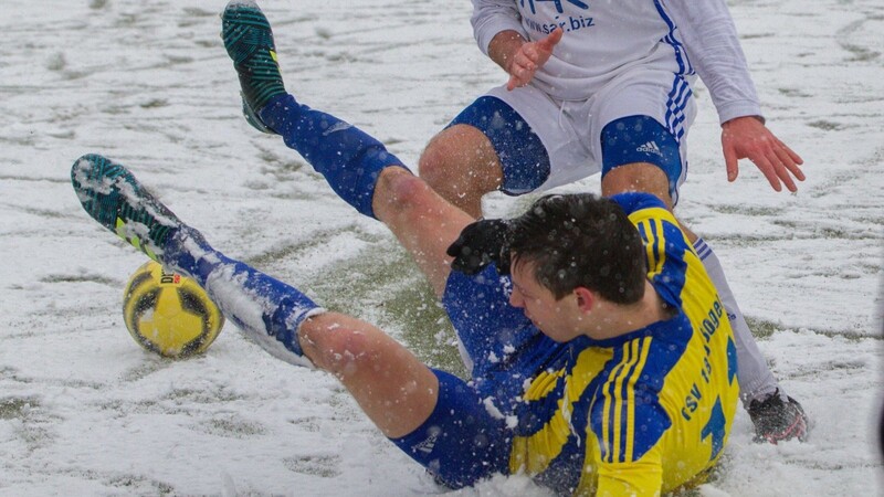 Mehr Rutschpartie als Fußballspiel war in der zweiten Halbzeit bei Timo Sokol und dem TSV Bogen in Dingolfing angesagt.