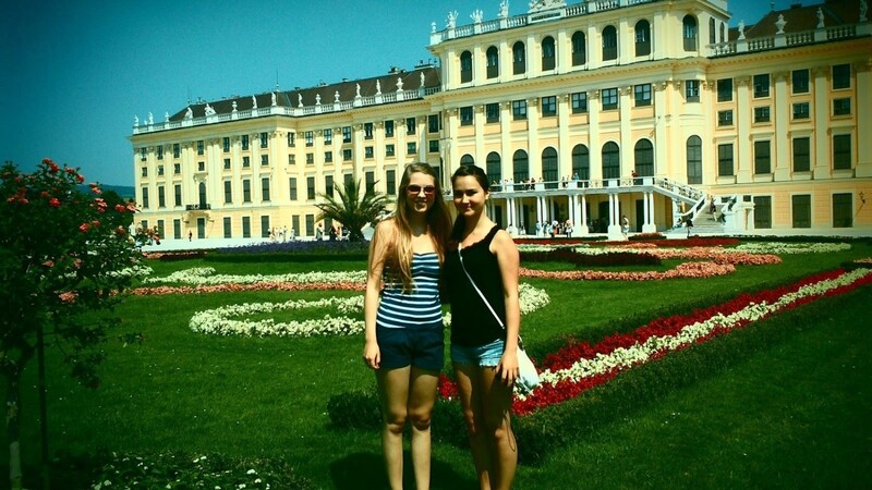 Isabella (links) mit ihrer Freundin Sophia vor dem Schloss Schönbrunn in Wien. Hier lebte Kaiserin Elisabeth.