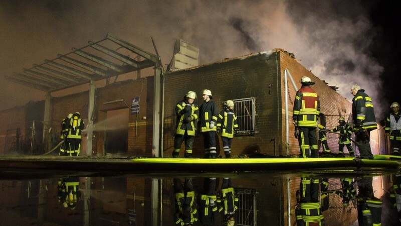 Feuerwehrleute löschen einen Einkaufskomplex mit mehreren Geschäften in Dannenberg (Landkreis Lüchow-Dannenberg). Der Schaden an dem Einkaufszentrum gehe nach ersten Schätzungen in die Millionenhöhe, teilte die Polizei mit.