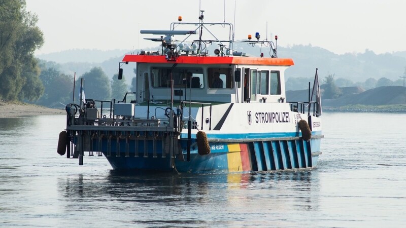 Der auf der Donau havarierte Schiffsverband ist am Sonntag freigeschleppt worden (Symbolbild).