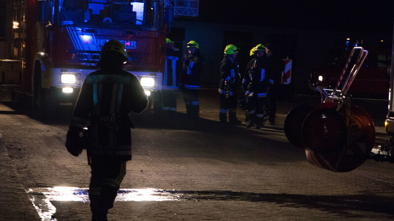 Noch während die Floriansjünger in der Niedermayerstraße im Einsatz waren, brannte es bereits in einem weiteren Haus. (Foto: seg)