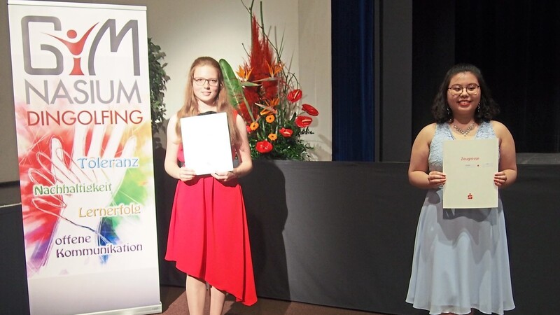 Katharina Becker und Le Anh legten das Abitur mit 1,0 ab. Sie wurden besonders geehrt.