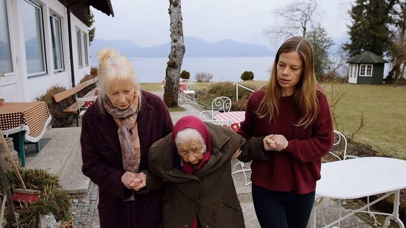 Die Filmemacherin Janna Ji Wonders mit ihrer Mutter und Großmutter am Walchensee.