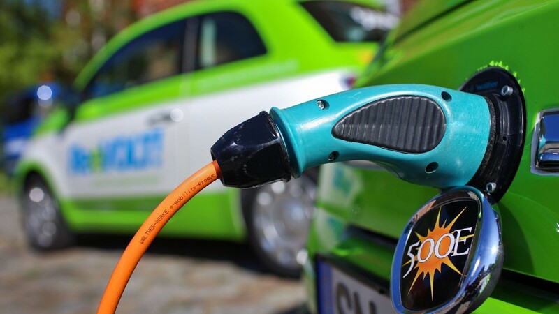Elektroautos sind momentan noch Exoten auf deutschen Straßen. Kann eine Elektroprämie das ändern?