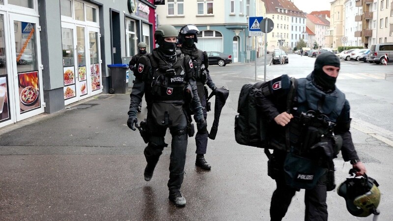 Bei Razzien in mehreren Bundesländern hat die Polizei mehrere Islamisten festgenommen, die ein Attentat in Deutschland oder im europäischen Ausland geplant haben sollen.