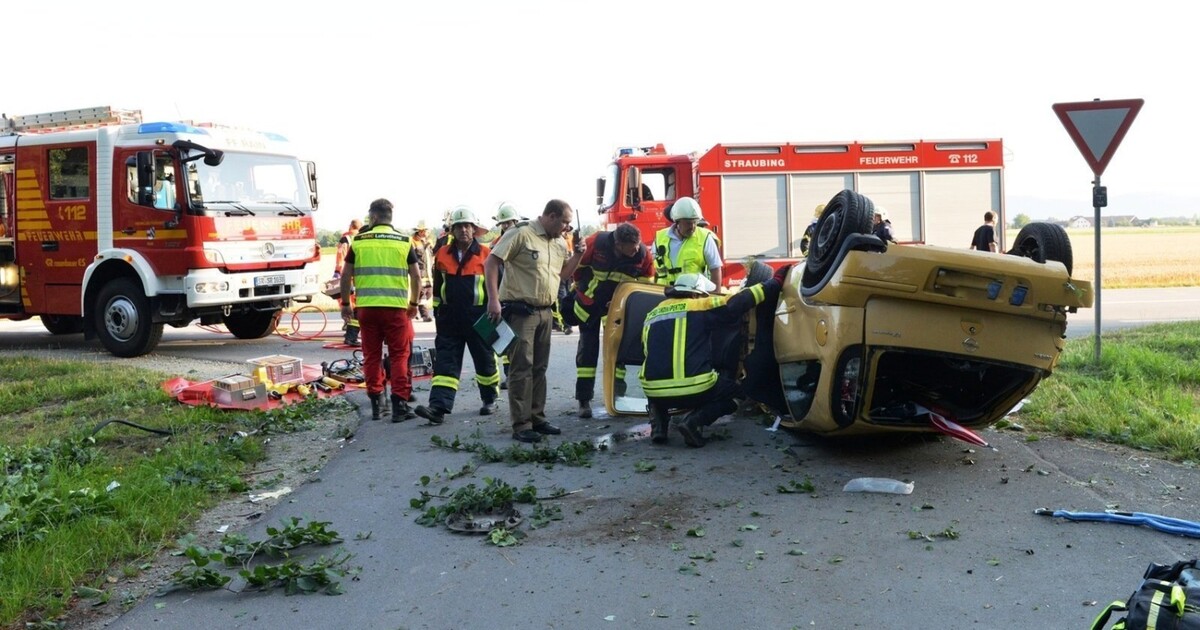 Schrecklicher Unfall in Oberbayern: Motor wird in Auto gedrückt – Fahrer  stirbt