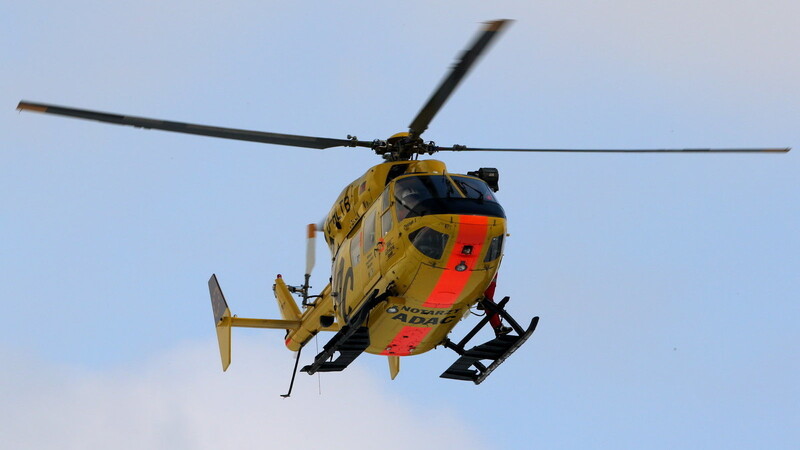 Der 50-Jährige musste mit einem Hubschrauber in ein Regensburger Klinikum geflogen werden.