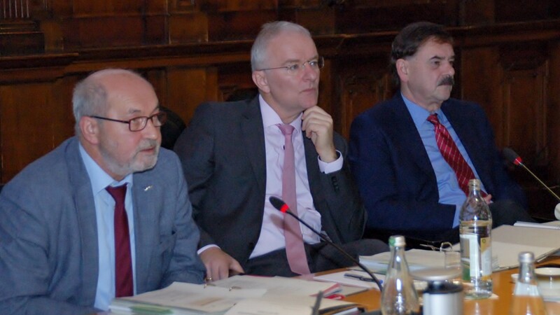 Ernste Mienen bei der Verwaltungsspitze (von links): Kämmerer Rupert Aigner, OB Alexander Putz und Hauptamtsleiter Andreas Bohmeyer