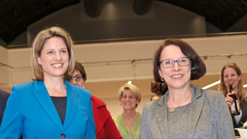Händeschüttteln verboten. CSU-Oberbürgermeisterkandidatin Astrid Freudenstein (l. ) und SPD-Kandidatin Gertrud Maltz-Schwarzfischer standen trotzdem für ein Foto bereit.