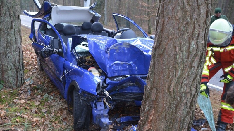 Für den Fahrer des Opel kam leider jede Hilfe zu spät: Er starb noch an der Unfallstelle.