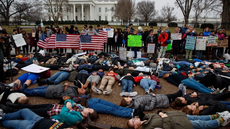 Demonstranten protestieren vor dem Weißen Haus während eines so genannten "lie-in" (hinlegen) für eine Reform der Waffengesetze.
