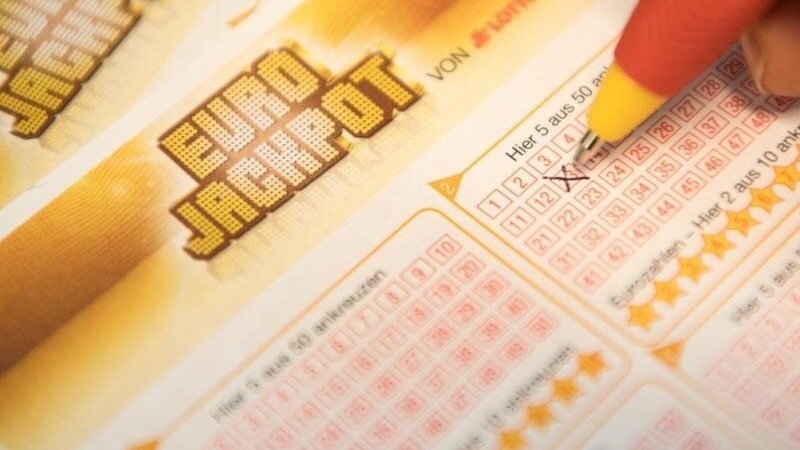 Ein Kunde füllt einen Lotterie-Schein aus.