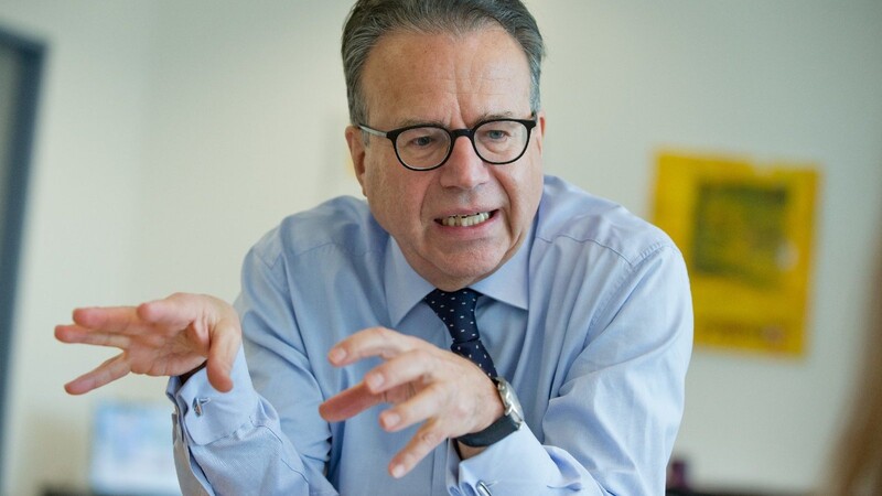 Der Vorstandschef der Bundesagentur für Arbeit (BA), Frank-Jürgen Weise, hat sich gegen eine Aufweichung des Mindestlohns bei Flüchtlingen ausgesprochen.