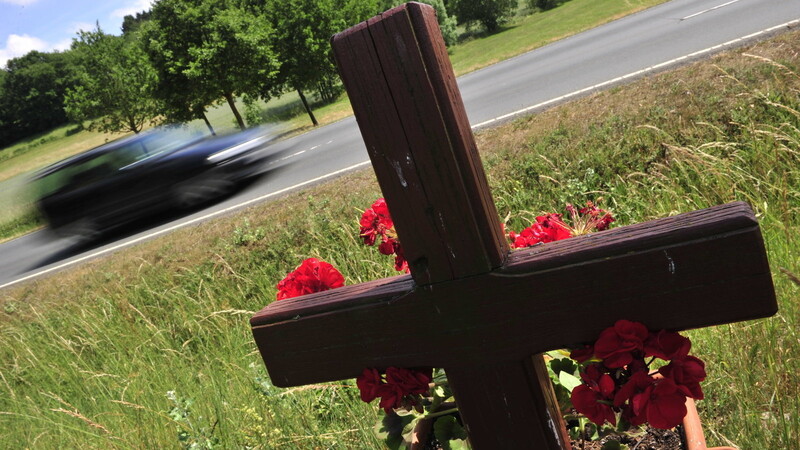 Tragischer Unfall am Sonntag auf der B301 zwischen Au in der Hallertau und Attenkirchen. Dabei kam eine 21-jährige Frau ums Leben. (Symbolbild)