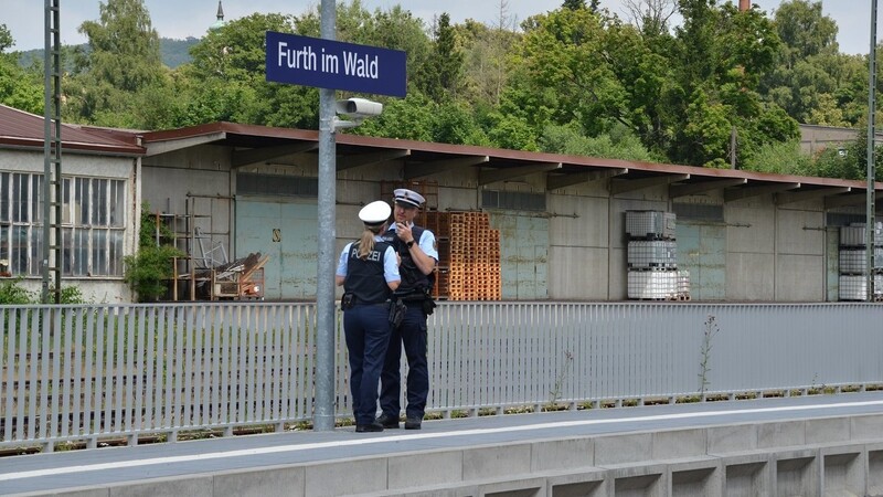 Die Bundespolizei hat am Further Bahnhof einen Mann, der mit zwei Haftbefehlen gesucht wurde, festgenommen.