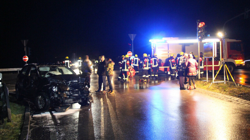 Am Donnerstag Abend am es an der Kreuzung zur Autobahnabfahrt A93 bei Regenstauf zu einer heftigen Kollision. Drei Personen schwer verletzt.