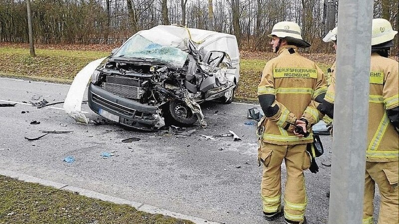 Auf der Franz-Josef-Strauß-Allee hat sich am Mittwochmittag ein schwerer Verkehrsunfall ereignet. Der Fahrer eines Kleintransporters kam dabei ums Leben. (Foto: nop)