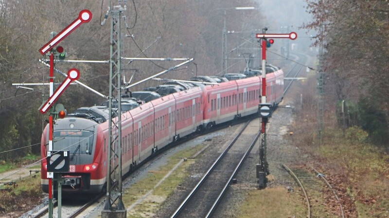 Der Donau-Isar-Express auf dem Weg Richtung Passau: Am Bahnhof in Wörth kommt es regelmäßig zu Verspätungen, weil Züge aufeinander warten müssen. Mit dem zweigleisigen Ausbau soll sich das ändern.