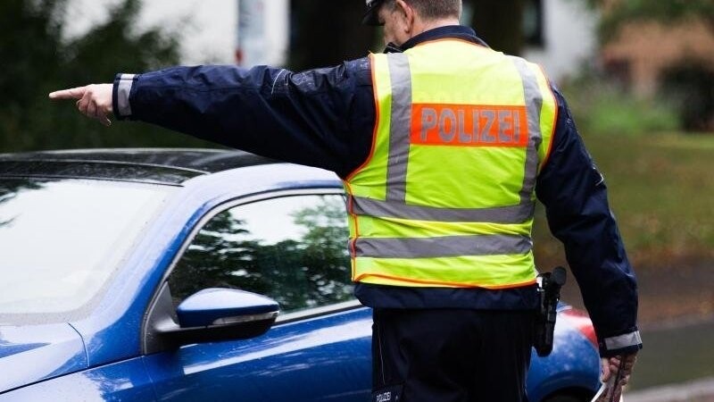 Die Polizei hat in Tiefenbach einen Autofahrer mit über 1,1 Promille kontrolliert.