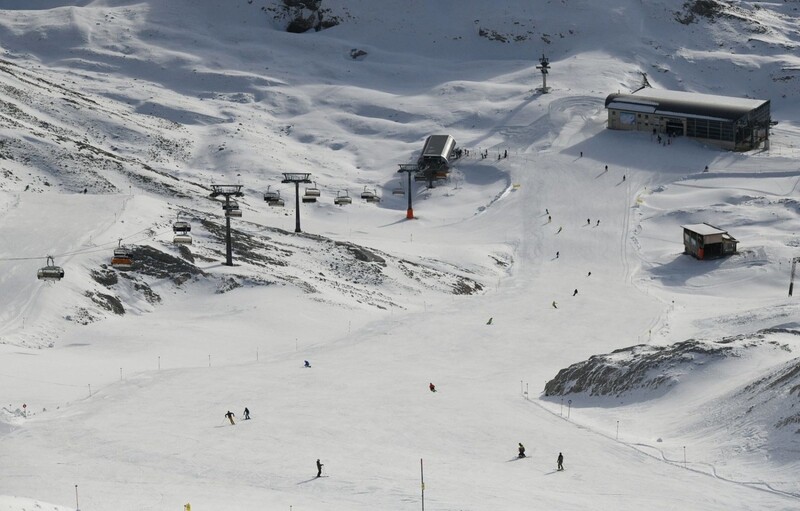 Im Bereich der Zugspitze sind drei Skitourengeher von einer Lawine erfasst worden. (Symbolbild) 