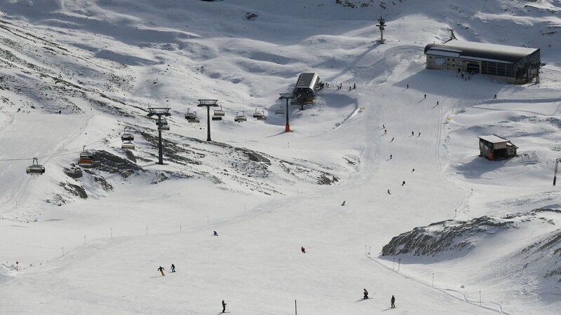 Im Bereich der Zugspitze sind drei Skitourengeher von einer Lawine erfasst worden. (Symbolbild)