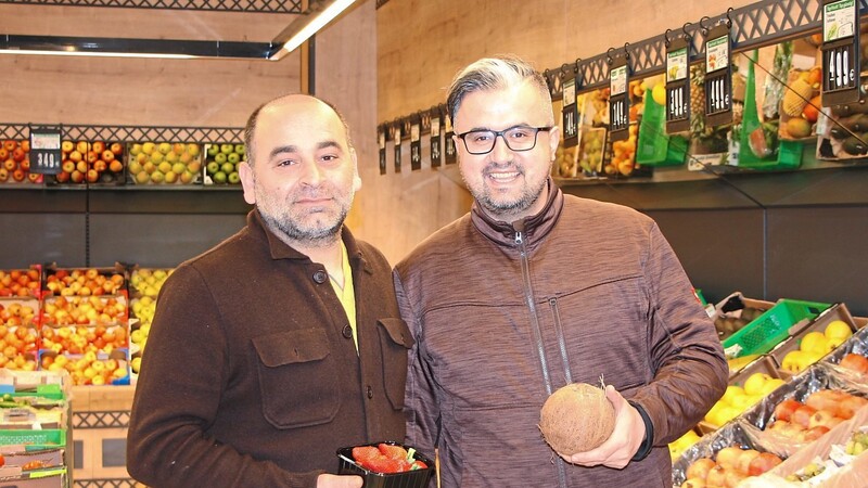 Ibrahim Aksakal (links) und Geschäftspartner Yusuf Nilda Gülen betreiben den K&A Spezialitäten Supermarkt am Anger.