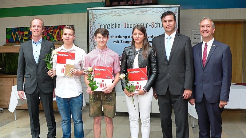 Die drei besten Abschlussschüler waren Leonhard Kriegler (2,2), Alisha Lenhart (2,2) und Benedikt Meyer (2,3).