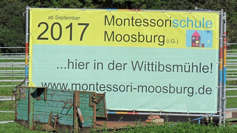 Optimismus herrschte 2016 beim Montessori-Verein Moosburg, als er via Bauzaunbanner den Start der Schule für 2017 verkündete. Der Verein war damals noch "in Gründung", wie man sieht. Jetzt ist er "in Auflösung".