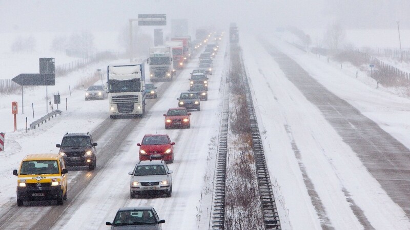 Der Winter meldet sich zurück: Insgesamt 110 Unfälle allein am Freitag auf Niederbayerns Straßen. (Symbolbild)