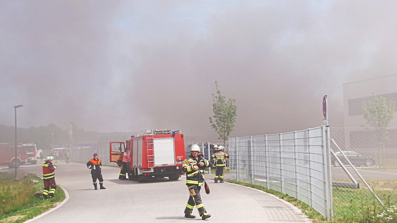 Dichte Rauchwolken verfinsterten am 25. Juni den Himmel, eine Produktionshalle brannte. Ist der Gewerbepark für solche Ereignisse ausreichend vorbereitet ?
