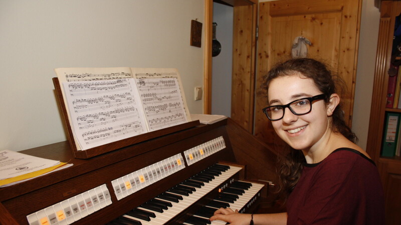 Miriam Ruhstorfer spielt seit drei Jahren Orgel. Später will die Straubinger Gymnasiastin Kirchenmusik mit Klavier oder Orgel als Hauptfach studieren. (Foto: Tanja Pfeffer)