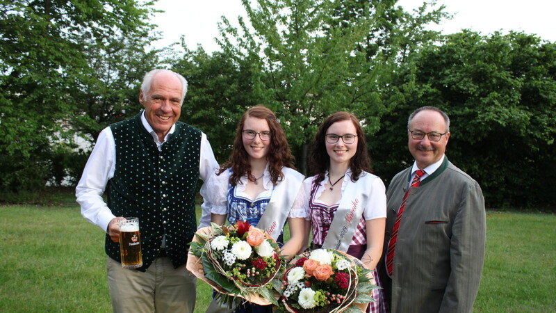 Die beiden Prinzessinnen mit Vizebürgermeister Alfred Reger und Festwirt Wolfgang Rasel.
