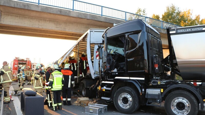 Drei Lastwagen waren an dem Unfall beteiligt.