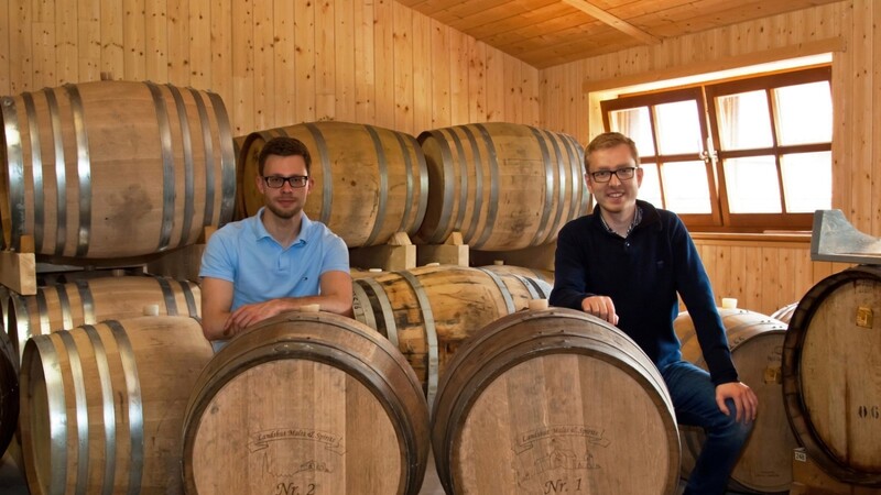 Benjamin Schwiewagner (links) und Christoph Solka sind stolze Besitzer der beiden Whisky-Fässer, die bis 2017 reifen dürfen. (Foto: pr)