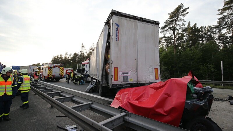 Innerhalb von zwölf Stunden ereigneten sich auf der A6 bei Nürnberg am Dienstag gleich zwei tödliche Unfälle. Innenminister Joachim Herrmann (CSU) fordert jetzt Konsequenzen.