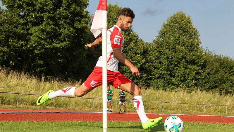 Albion Vrenezi wagt beim SSV Jahn den Sprung von der Regionalliga in die 2. Bundesliga.