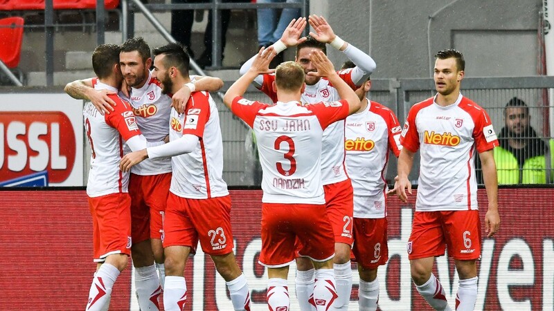 Der SSV Jahn Regensburg gewinnt gegen den MSV Duisburg klar mit 4:0.