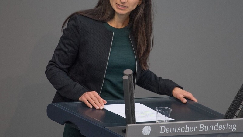 Bela Bach (SPD) am Rednerpult des Deutschen Bundestages. Sie beklagt in einem Interview der Zeitschrift "Bunte" Belästigung und sexuelle Übergriffe im Parlament.