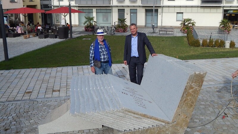 Klappten ein neues Buch in der Dingolfinger Kunstgeschichte auf. Bürgermeister Pellkofer (rechts) und Künstler Kadletz.