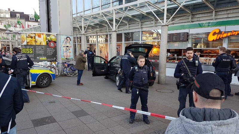 Ein Autofahrer hat in Heidelberg mehrere Fußgänger angefahren. Daraufhin schossen die Polizisten ihn an.