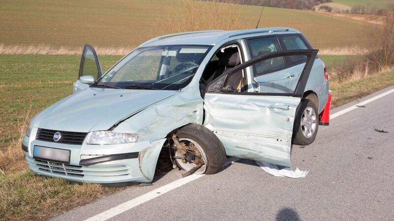 Auf der Staatsstraße 2327 bei Griesbach sind am Montagnachmittag zwei Autos zusammengestoßen, nachdem ein drittes Fahrzeug die Vorfahrt missachtet hatte.
