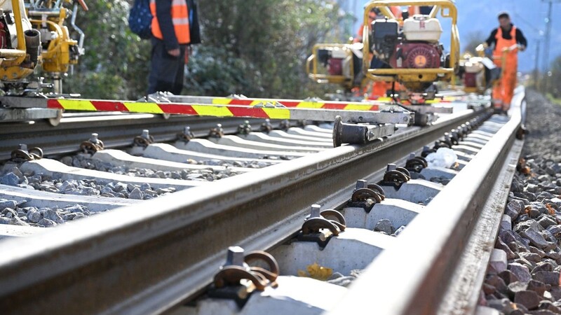 Der Umbauzug der DBn, der gleichzeitig Schwellen und Gleise austauscht, arbeitet auf einer Zugstrecke.
