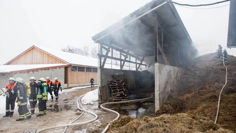 Eine Lagerhalle in Dörfling musste von der Feuerwehr gelöscht werden. Foto: Mathias Adam